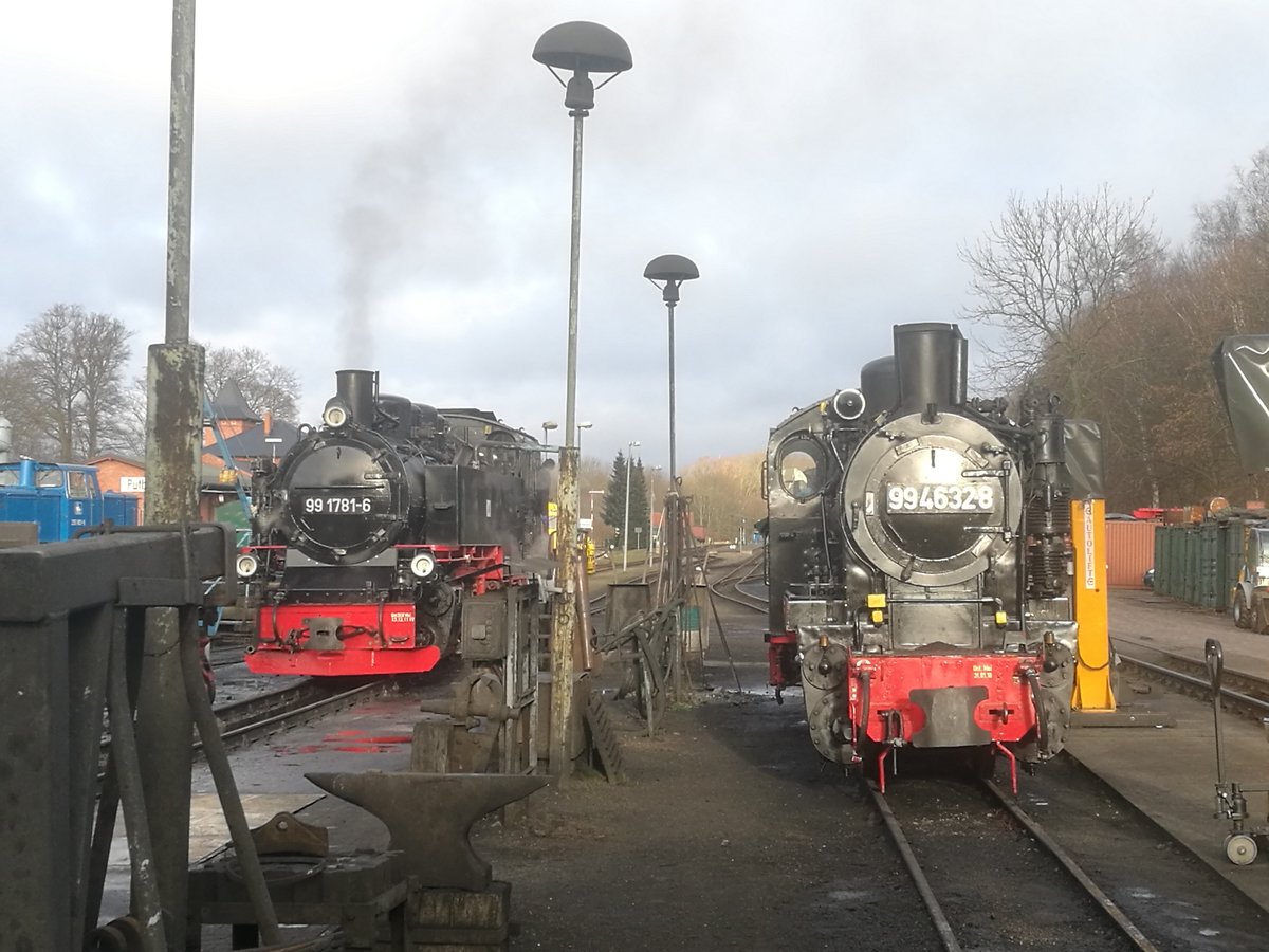 99 1781 und 99 4632 im Kleinbahn BW Putbus am 28.12.18