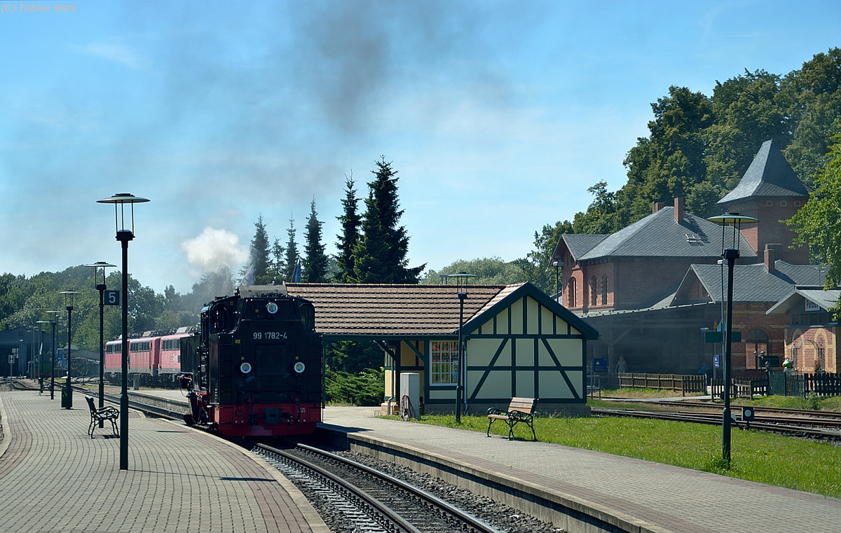 99 1782-4 rangiert zu ihrem P 105 am 22.07.2016 in Putbus