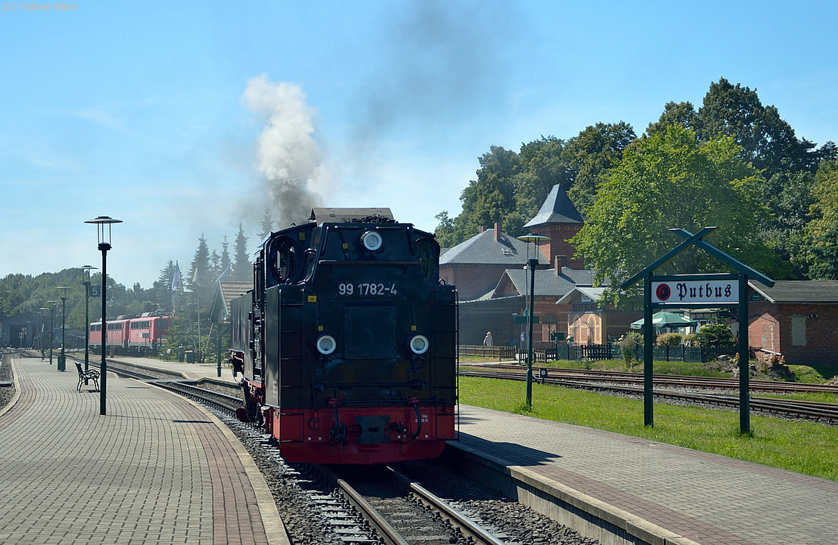 99 1782-4 rangiert zu ihrem P 105 am 22.07.2016 in Putbus