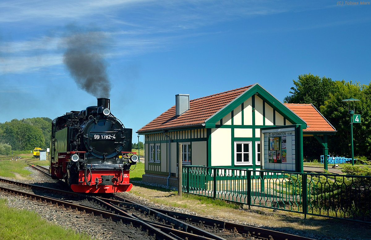 99 1782-4 rangiert zu ihrem P 105 am 22.07.2016 in Putbus