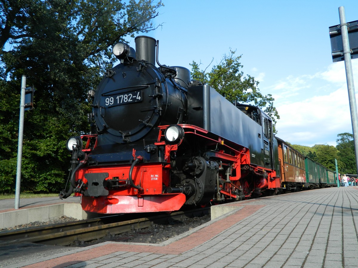 99 1782 der R�genschen B�der-Bahn,  Rasender Roland  (Baujahr 1953, LKM-Babelsberg, 650 PS) am 23.08.2014 im Bahnhof Sellin-Ost in Richtung Putbus zu sehen.