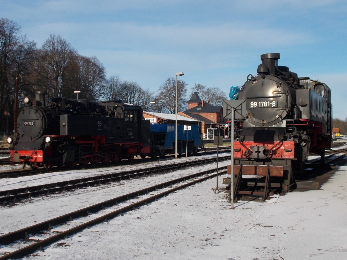 99 1783,von der es immer noch nichts Neues zuvermelden gibt,und die aufgebockte 99 1781,am 28.Dezember 2014,in Putbus.