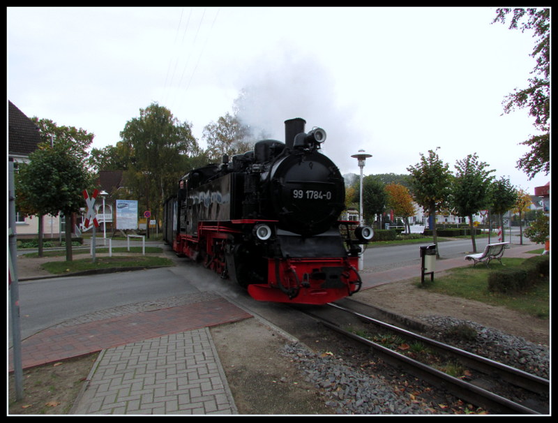 99 1784-0 durchf�hrt den Ort Baabe mit P 106 kurz vor der Ankunft im Bahnhof Baabe am  15.Okt.2013