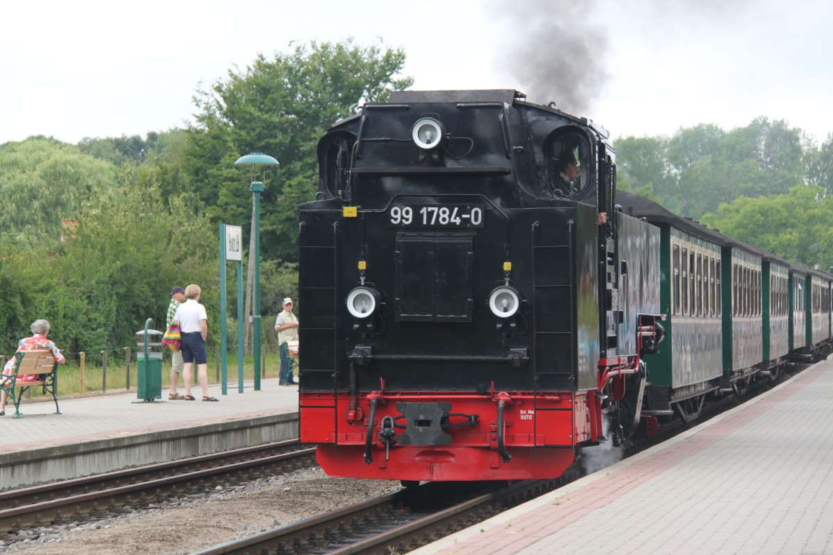 99 1784-0 f�hrt am 07. Juli in den Bahnhof Binz LB ein.