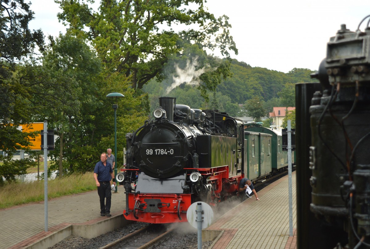99 1784-0 stand am 08.08.2015 mit P 222 in Sellin Ost, während 99 1781-6 mit P 101 einfährt.