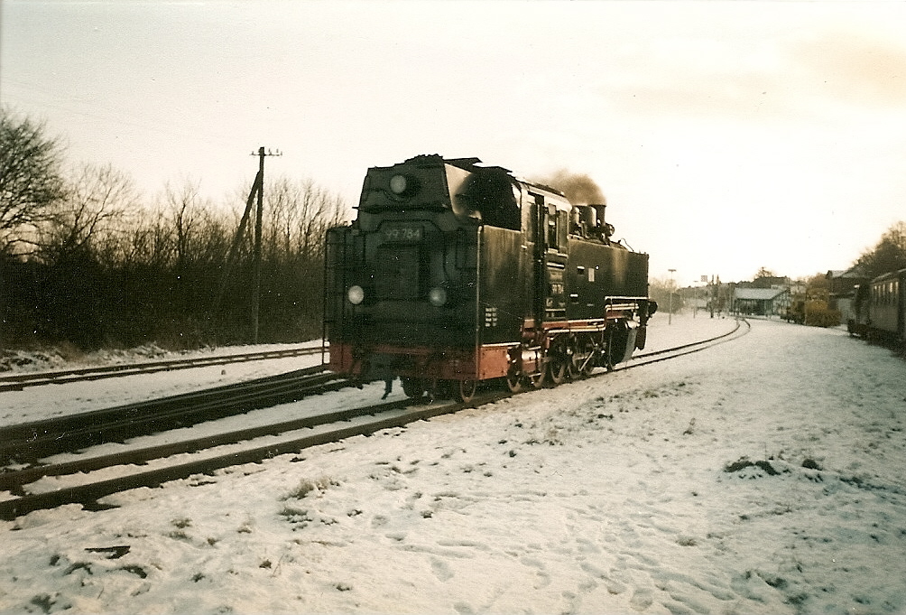 99 1784 dampfte zu ihren Zug in Putbus.