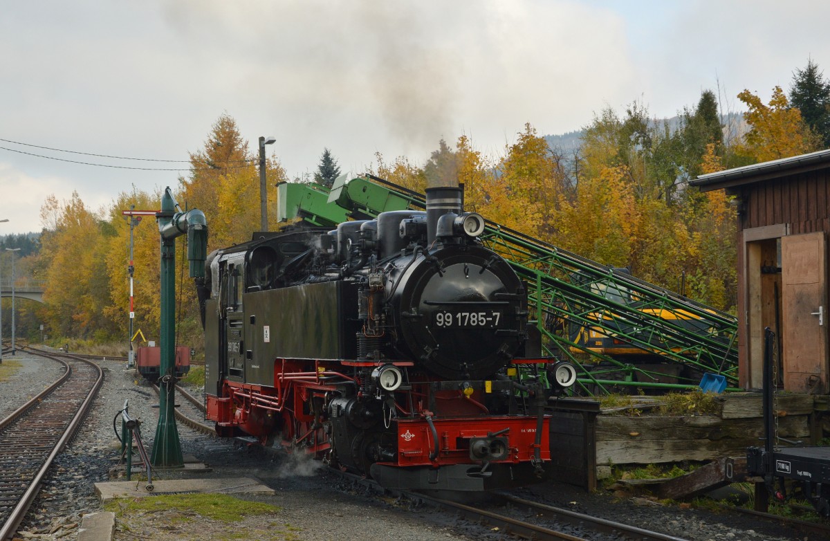 99 1785-7 am 26.10.2015 in Cranzahl am Wasserkran.