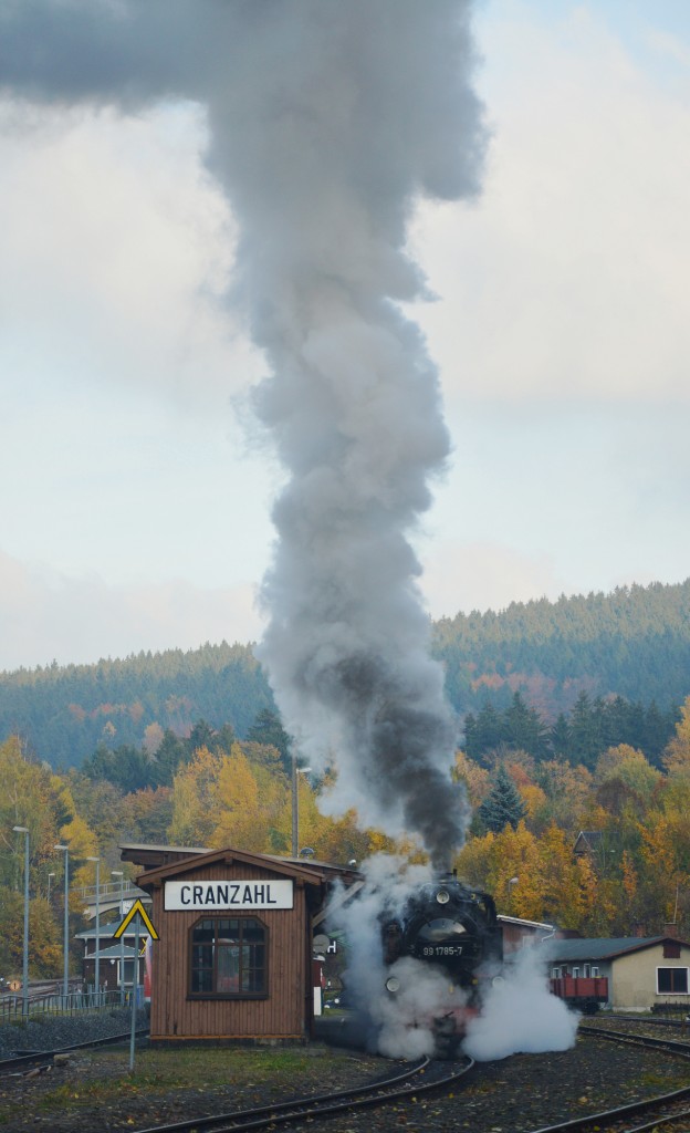99 1785-7 bei der Ausfahrt mit P 1009 aus Cranzahl am 26.10.2015