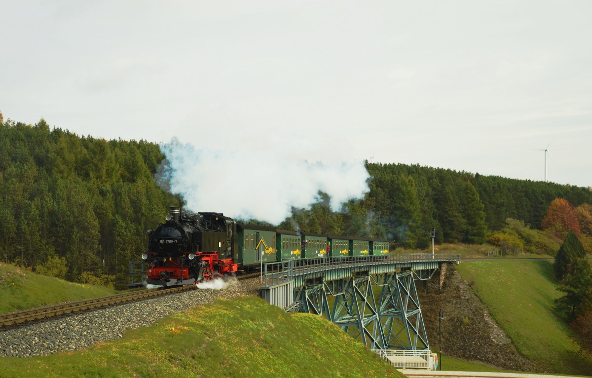99 1785-7 mit P 1003 auf dem H�ttenbachviadukt vor Oberwiesenthal. Kurze Zeit sp�ter wird sie am 22.10.2015 den Endbahnhof Oberwiesenthal erreichen.