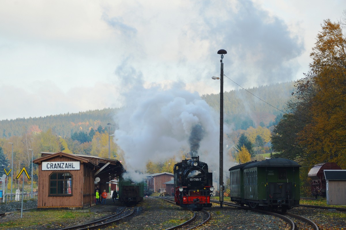 99 1785-7 rangiert am 26.10.2015 in Cranzahl an den P 1009.