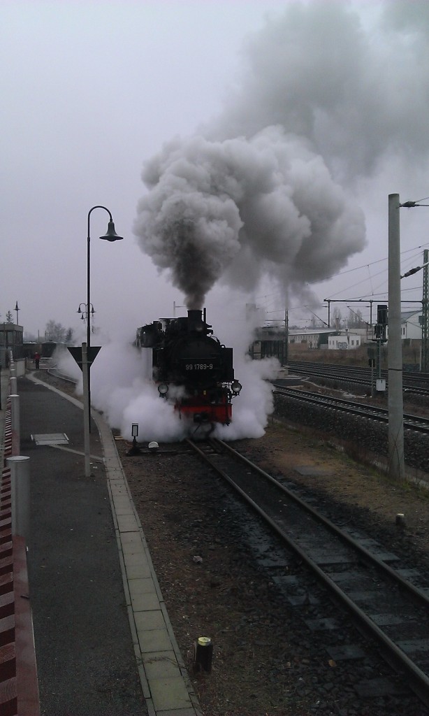 99 1789-9 bei der Ausfahrt aus Radebeul Ost. 22.01.2015  13:11  Uhr.
Leider nur mit dem Handy  aufgenommen.