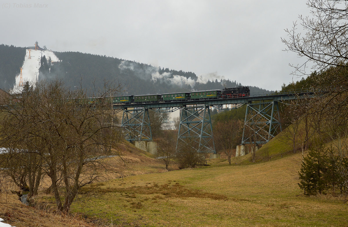 99 1793-1 mit P 1006 auf dem Hüttenbachviadukt am 30.03.2016