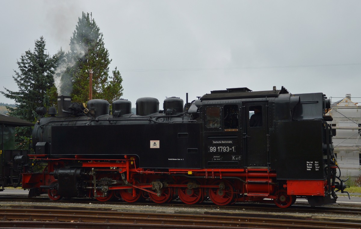 99 1793-1 wurde 1956 vom Lokomotivbau Karl-Marx in Babelsberg gebaut. Mit der Fabrik-Nummer 132034 wurde sie 1957 an das BW Thum geliefert. Dort fuhr sie bis März 1958. Danach führte ihr Weg nach Oberwiesenthal, wo sie unter der Regie des BW Annaberg-Buchholz bis April.1958 fuhr. Im April.58 ging sie dann wieder an das BW Thum zurück. Dort war sie dann bis März.1959 stationiert. Für einen Monat (bis April.1959) ging es zurück zum BW Annaberg-Buchholz (Oberwiesenthal). Nach ihrer Zeit auf der Fichtelbergbahn kehrte sie wieder zum BW Thum zurück. Dort fuhr sie dann von April.1959 bis April.1967. Zwischen 1967 und 1972 fuhr sie dann unter der Regie des BW Wilsdruff auf der Lößnitzgrundbahn. Ab 1972 gab es das BW Wilsdurff nicht mehr, womit die 99 1793-1 in den Bestand des BW Nossen überging. Unter der Regie des BW Nossen pendelte die Lok zwischen der Lößnitzgrundbahn und Weißeritztalbahn. Nach dem Hochwasser 2002 im Weißeritztal stand die Lok bis Januar 2014 neben dem Lokschuppen in Freital-Hainsberg. Bis Februar 2015 erhielt die 99 1793-1 in der Lokwerkstatt Oberwiesenthal eine Hauptuntersuchung. Seitdem ist die Lok auf der Fichtelbergbahn unterwegs. 
Auf dem Bild ist die 99 1793-1 mit dem DR-Zug am 25.10.2015 in Neudorf eingetroffen.