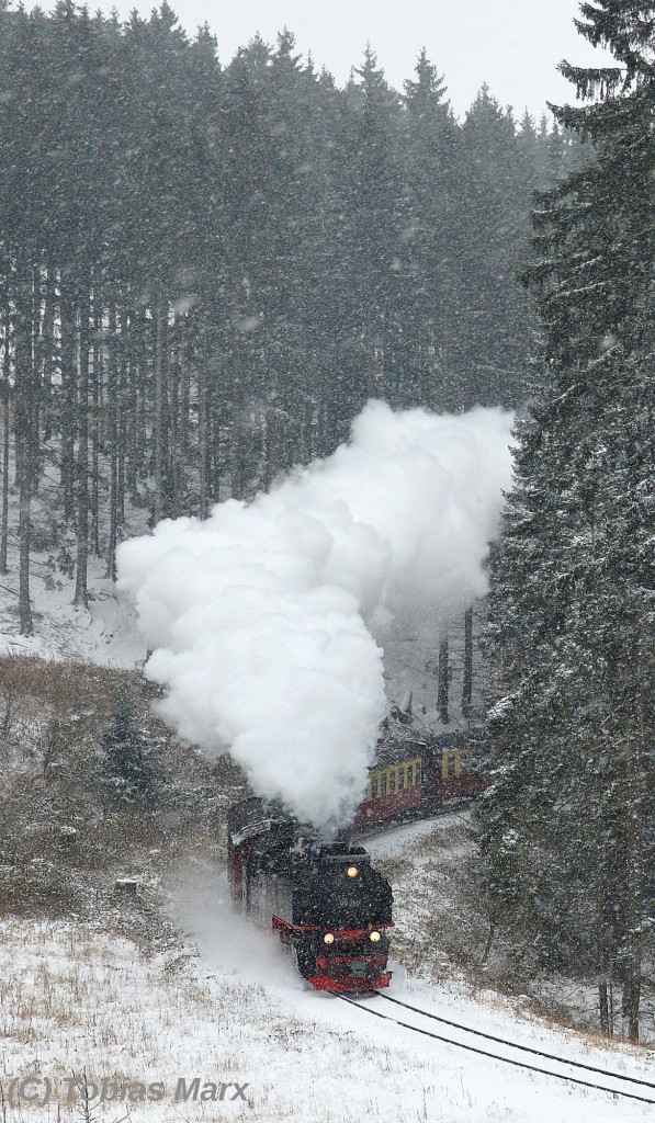 99 222 stampft mit N 8903 vor dem Gasthaus Drei-Annen Bergauf am 04.01.2016
