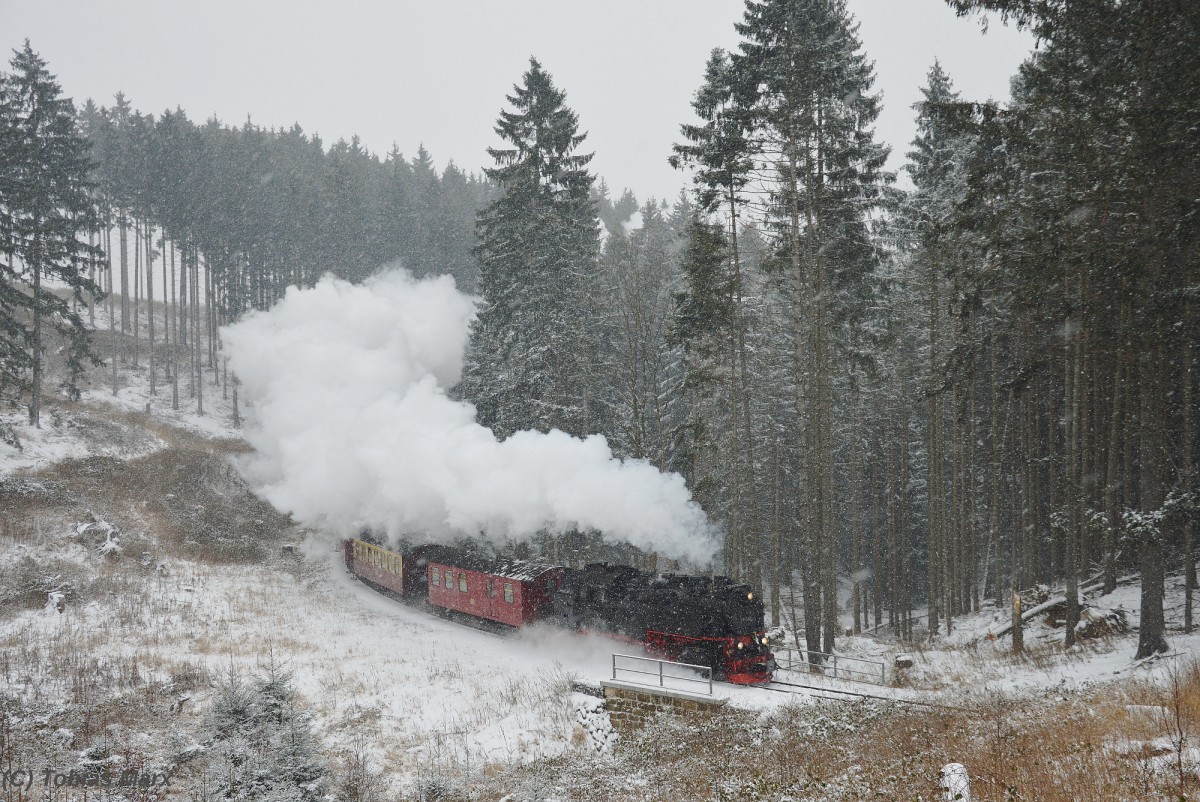 99 222 stampft mit N 8903 vor dem Gasthaus Drei-Annen Bergauf am 04.01.2016.
