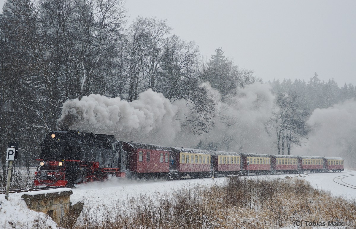 99 222 verl�sst bei Schneesturm mit N 8920 den Bahnhof Drei-Annen-Hohne am 04.01.2016.