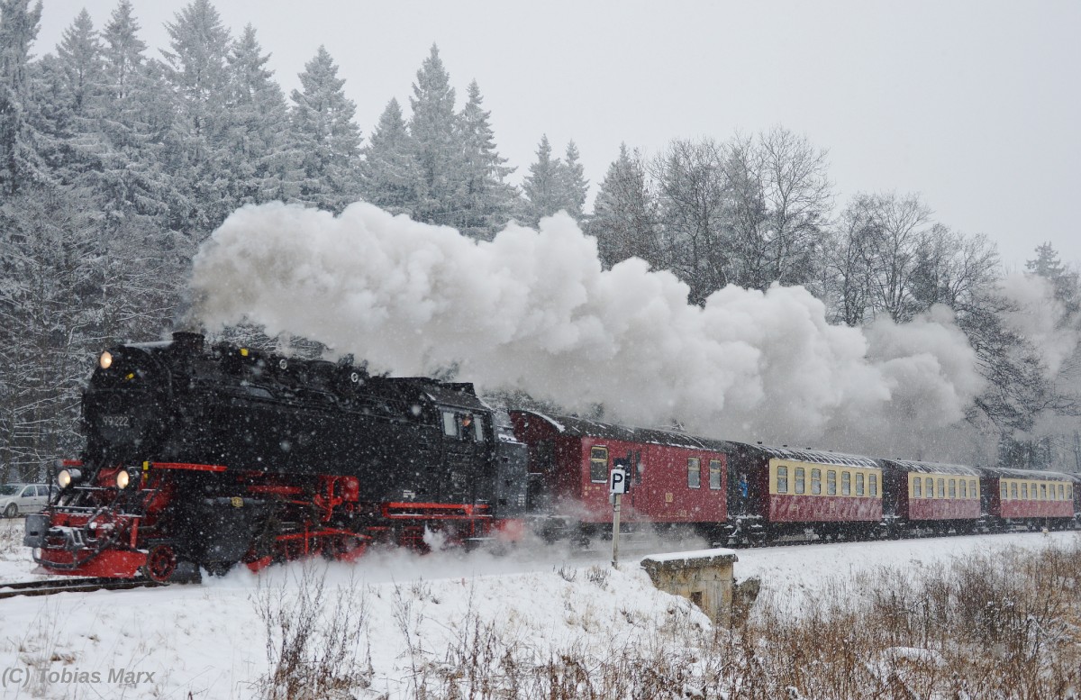 99 222 verl�sst bei Schneesturm mit N 8920 den Bahnhof Drei-Annen-Hohne am 04.01.2016.