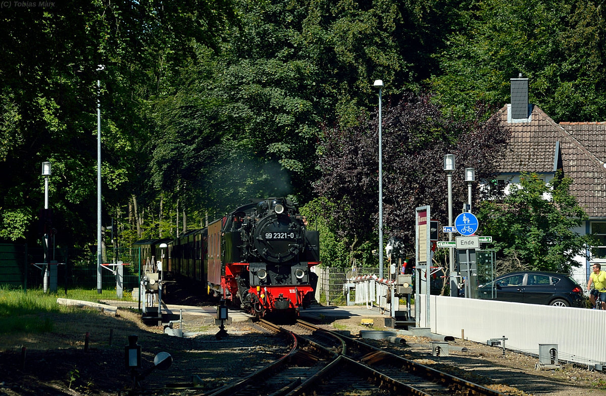 99 2321-0 bei der Einfahrt in Heiligendamm am 20.07.2016