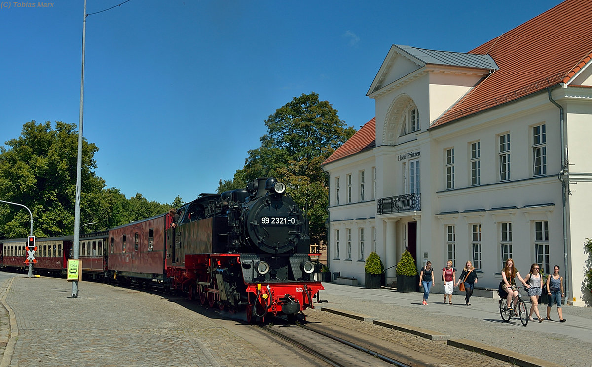 99 2321-0 bei der Ortsdurchfahrt durch Bad Doberan am 20.07.2016