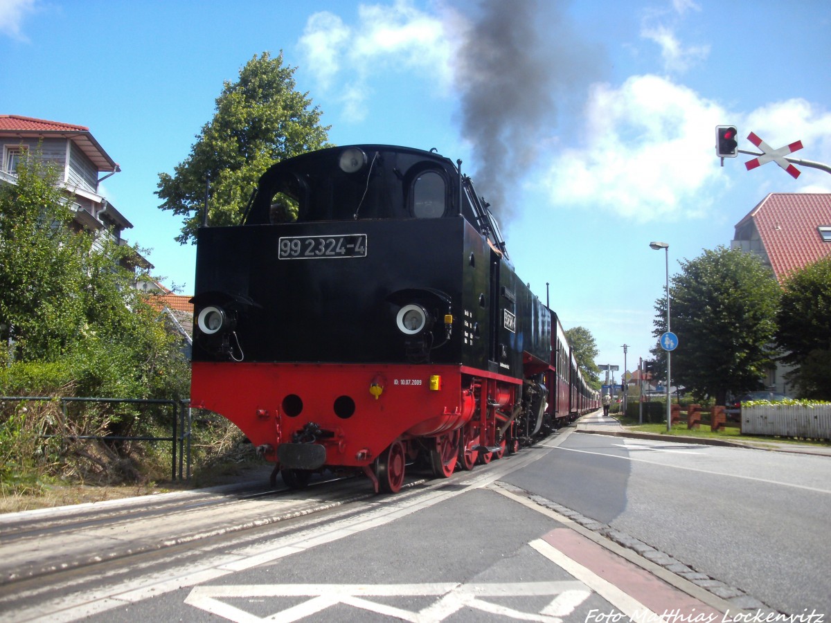 99 2324 der Mecklenburgischen Bderbahn  Molli  im Bahnhof Khlungsborn Mitte am 13.7.14