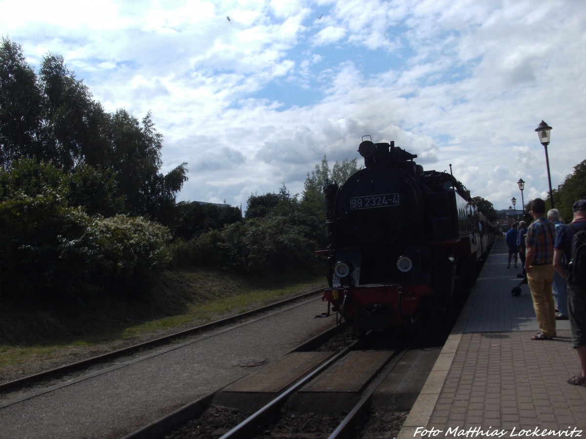 99 2324 der Mecklenburgischen Bderbahn Molli beim einfahren in den Bahnhof Khlungsborn Ost am 13.7.14