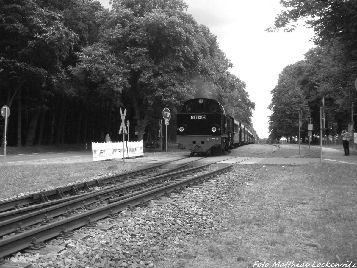 99 2324 der Mecklenburgischen Bderbahn Molli am Haltepunkt Bad Doberan - Pferderennbahn am 13.7.14