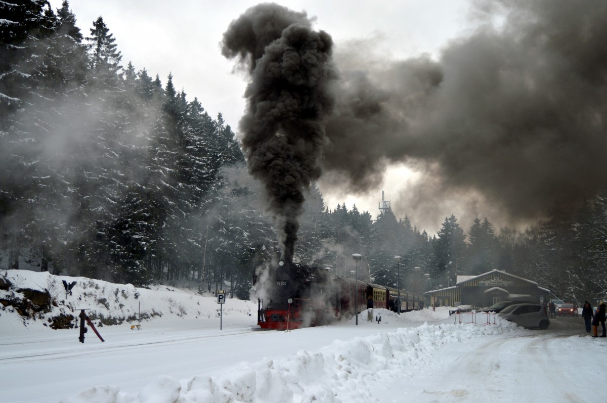 99 236 stand mit N 8933 abfahrbereit in Schierke am 03.04.2015.