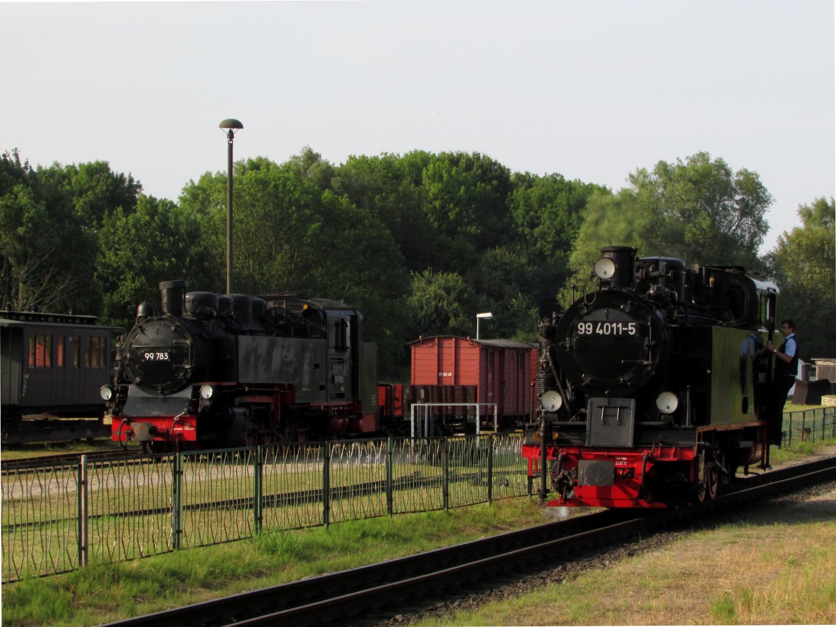 99 4011-5 f�hrt am 02.08.2014 an 99 783 in Putbus vorbei