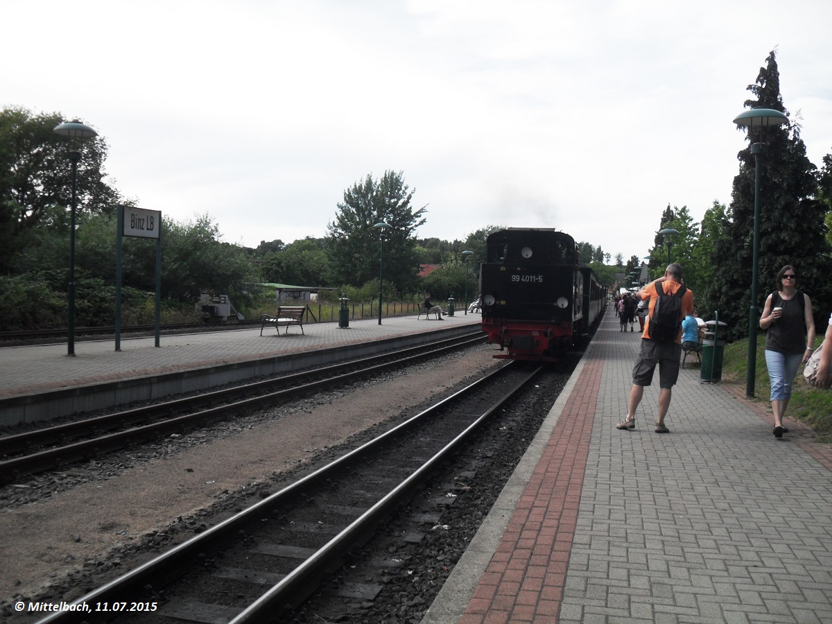 99 4011-5 f�hrt am 11.07.2015 in den Bahnhof Binz LB ein.