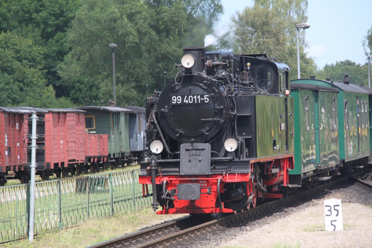 99 4011-5 f�hrt am 15.07.2014 in den Bahnhof Putbus ein.