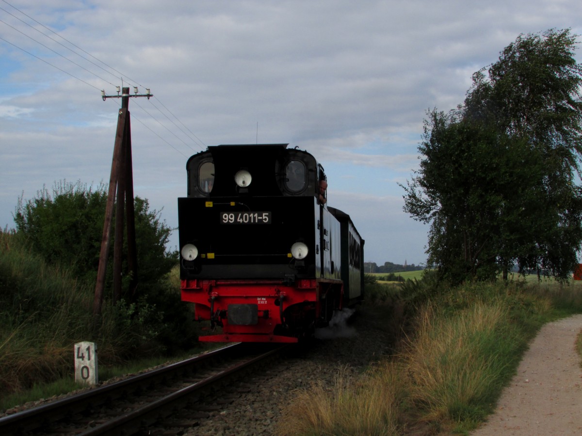 99 4011-5 rollt am 02.08.2014 mit P 101 durch die Felder bei Seelvitz
