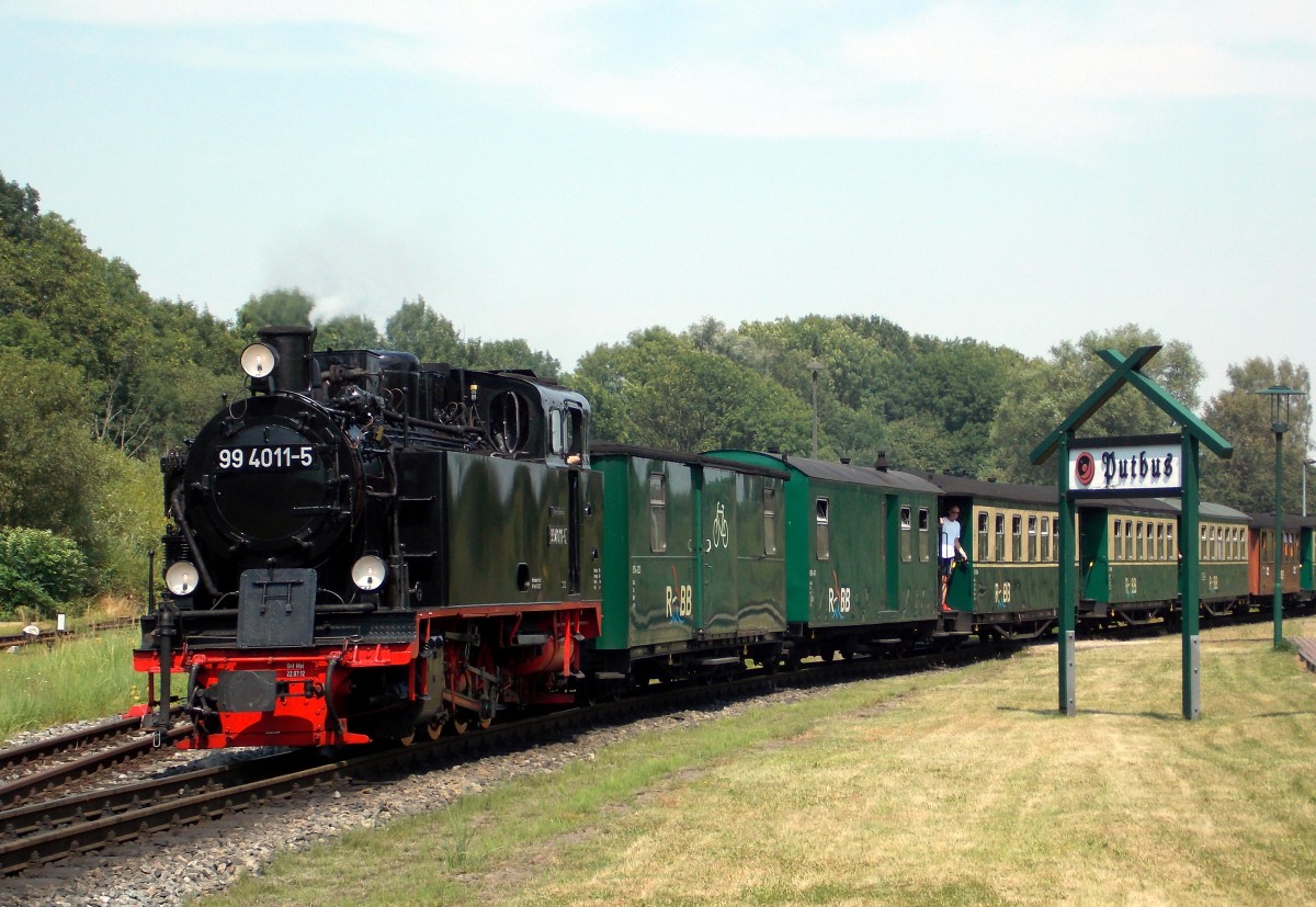 99 4011-5 rollt mit P 104 in Putbus am 27.07.2014 ein.Fotograf war mein Vater Stefan Marx.