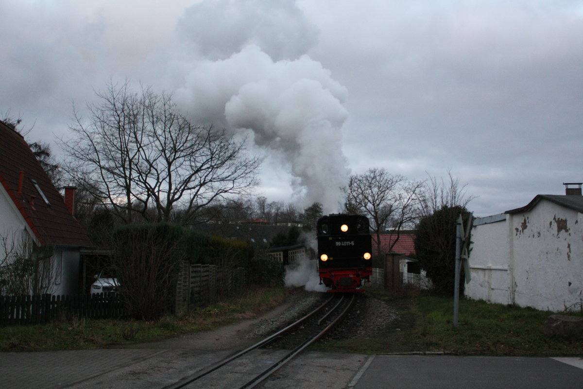 99 4011 der RBB aus Richtung Putbus kommend bei der einfahrt in den Bahnhof Binz LB am 28.12.19