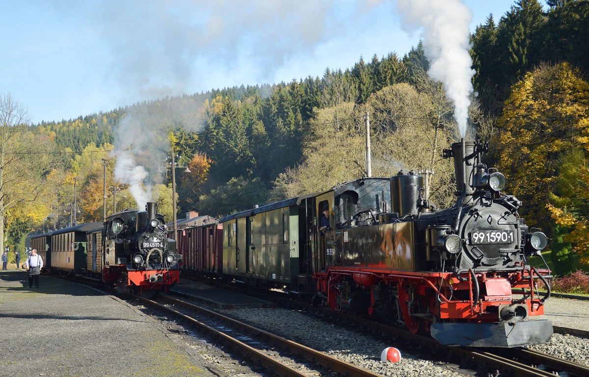 99 4511-4 und 99 1590-1 bei der Überholung des durch 99 4511-4 gezogenen Planzug im Bahnhof Schmalzgrube am 24.10.2015.