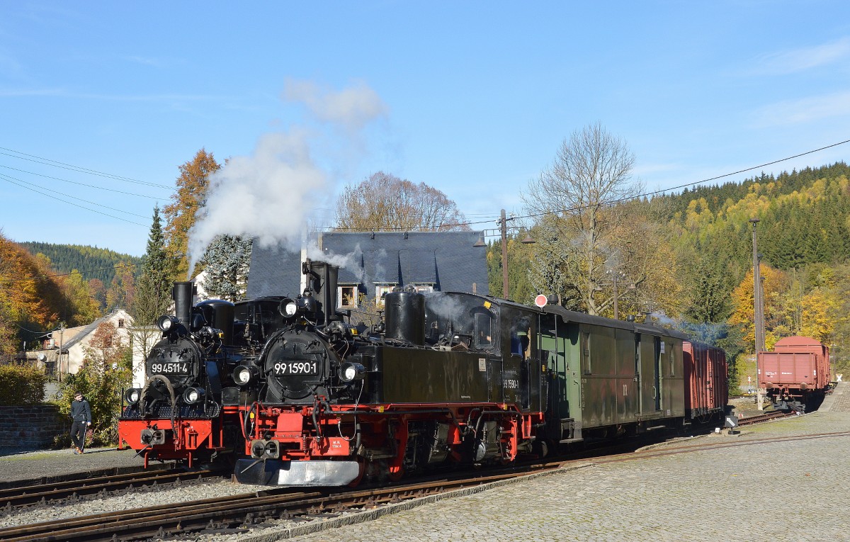 99 4511-4 und 99 1590-1 bei der Überholung des durch 99 4511-4 gezogenen Planzug im Bahnhof Schmalzgrube am 24.10.2015.
