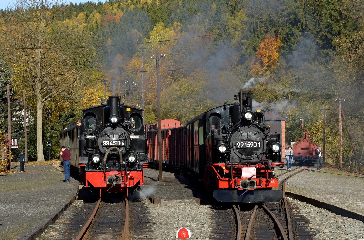 99 4511-4 und 99 1590-1 bei der Überholung des durch 99 4511-4 gezogenen Planzug im Bahnhof Schmalzgrube am 24.10.2015.
