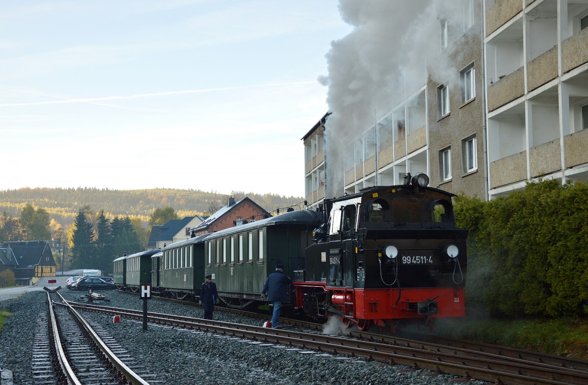 99 4511-4 am ihrem Wagenpark am morgen des 24.10.2015 in Jöhstadt.