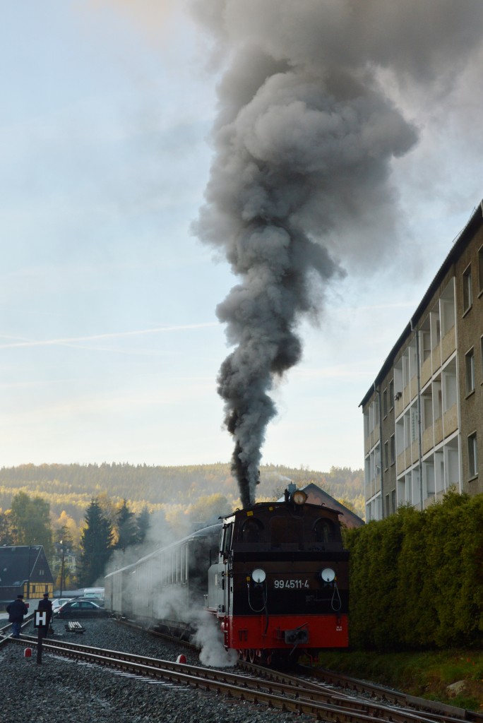 99 4511-4 am ihrem Wagenpark am morgen des 24.10.2015 in Jöhstadt.