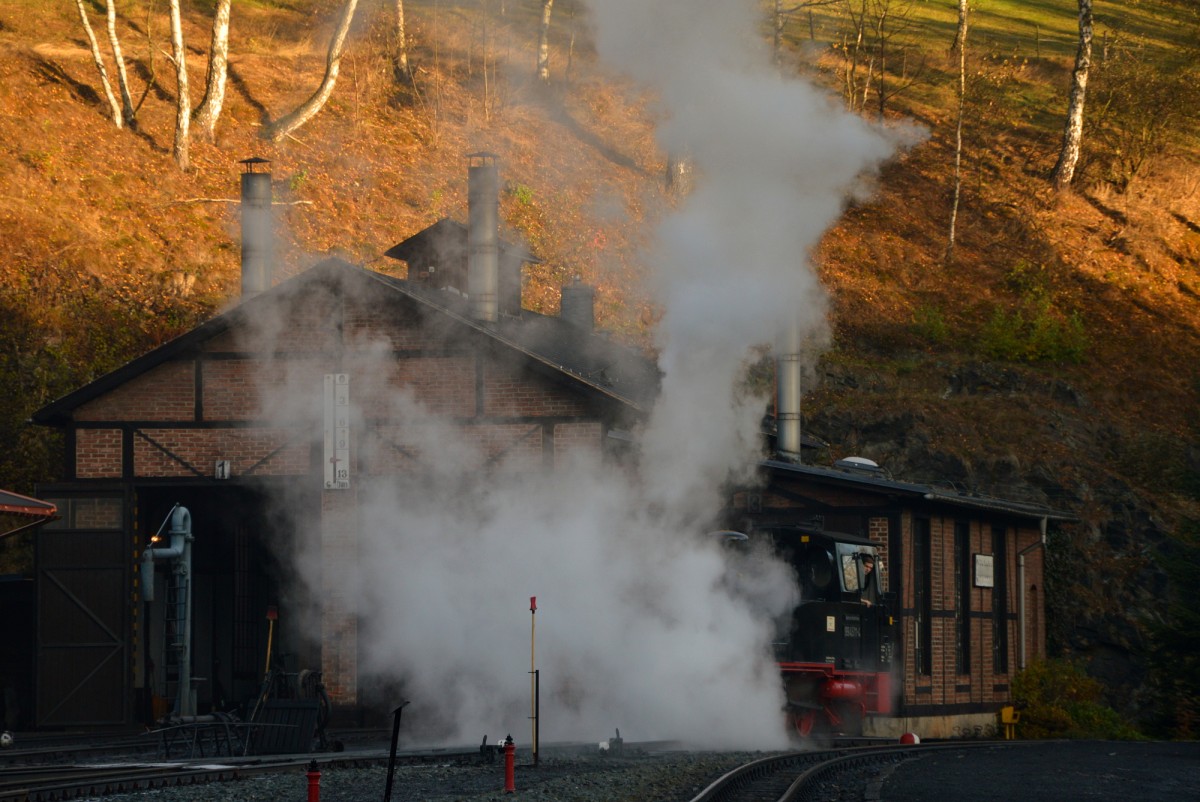 99 4511-4 bläste am 24.10.2015 die Zylinder am Jöhstädter Lokschuppen aus.