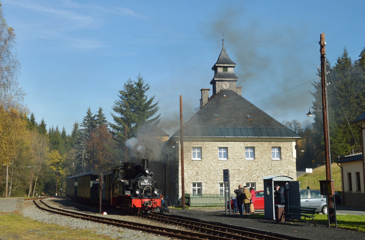 99 4511-4 mit ihrem Zug in Schlössel am 24.10.2015