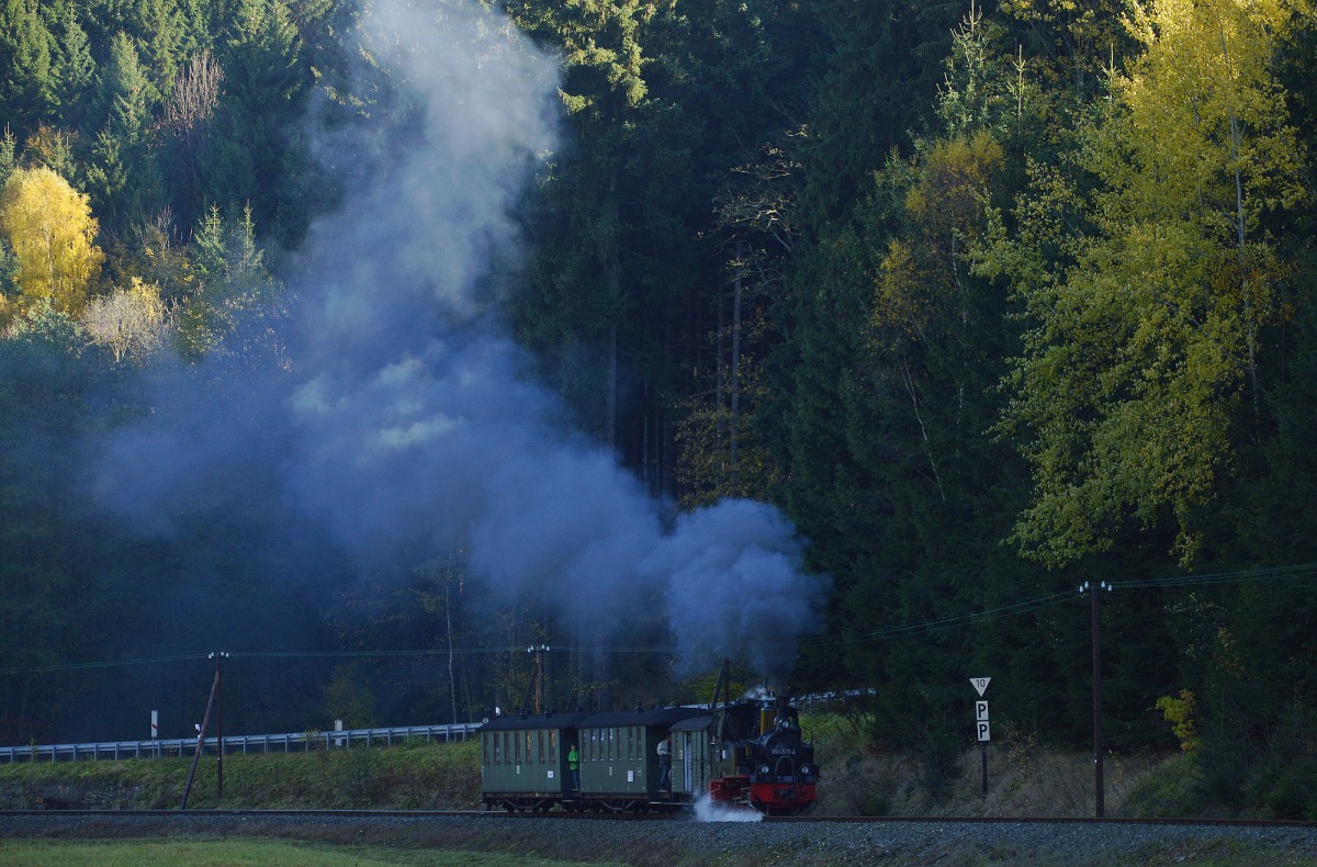 99 4511-4 mit ihrem Zug hinter der Grumbacher Straße auf dem Weg nach Schmalzgrube am 24.10.2015.