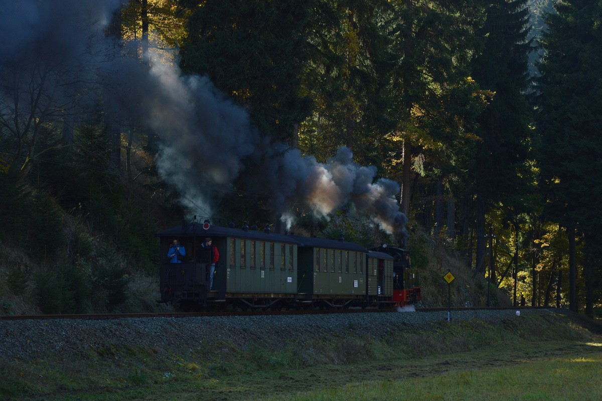 99 4511-4 mit ihrem Zug hinter der Grumbacher Straße auf dem Weg nach Schmalzgrube am 24.10.2015.