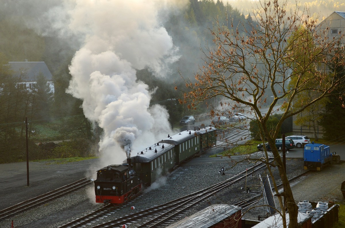 99 4511-4 rangierte ihren Wagenpark am morgen des 24.10.2015 an den Jöhstädter Bahnsteig.