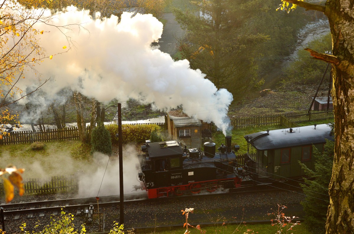 99 4511-4 rangierte ihren Wagenpark am morgen des 24.10.2015 an den Jöhstädter Bahnsteig.