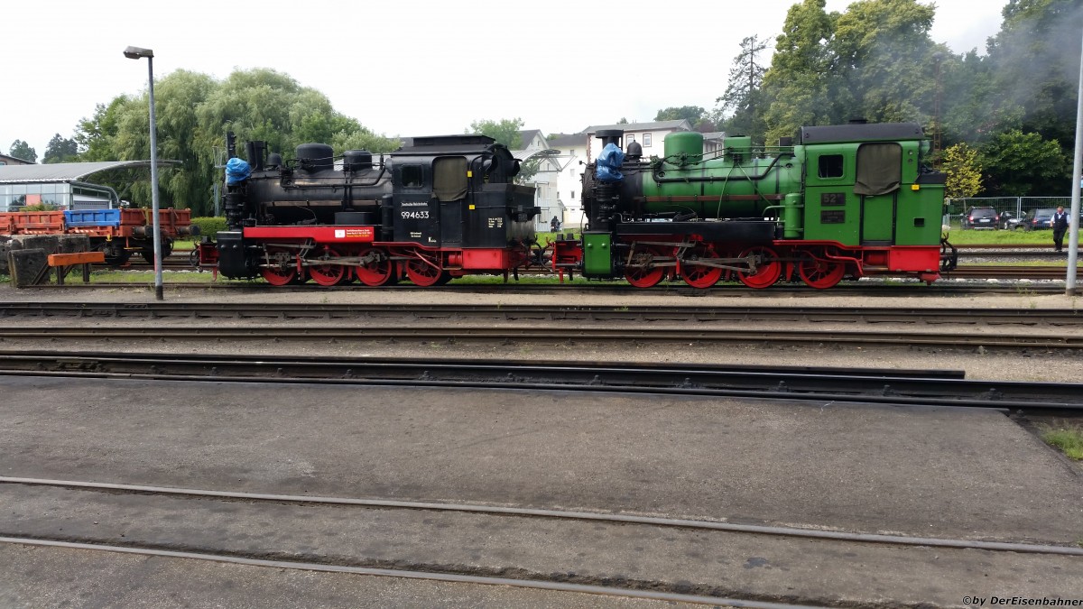 99 4632-8 und 99 4633-6 stehen im BW Putbus (am 11.08.2015)