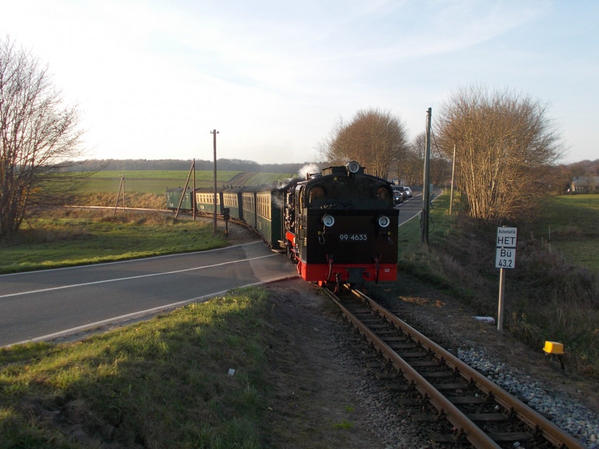99 4633 fuhr,am 29.November 2014 immer noch in der Schwarzen Farbgebung und mit Loknummer.Am Bahn�bergang in Serams �berquerte der Zug die Bundesstra�e 196.Platz.3(Bild des Monats)November.2014