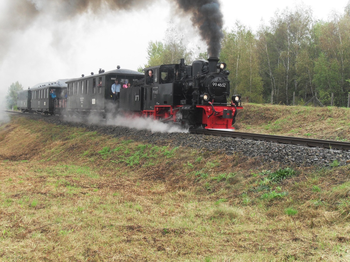 99 4652 am 01.10.2016 mit ihrem Personenzug am Niewandtschacht.