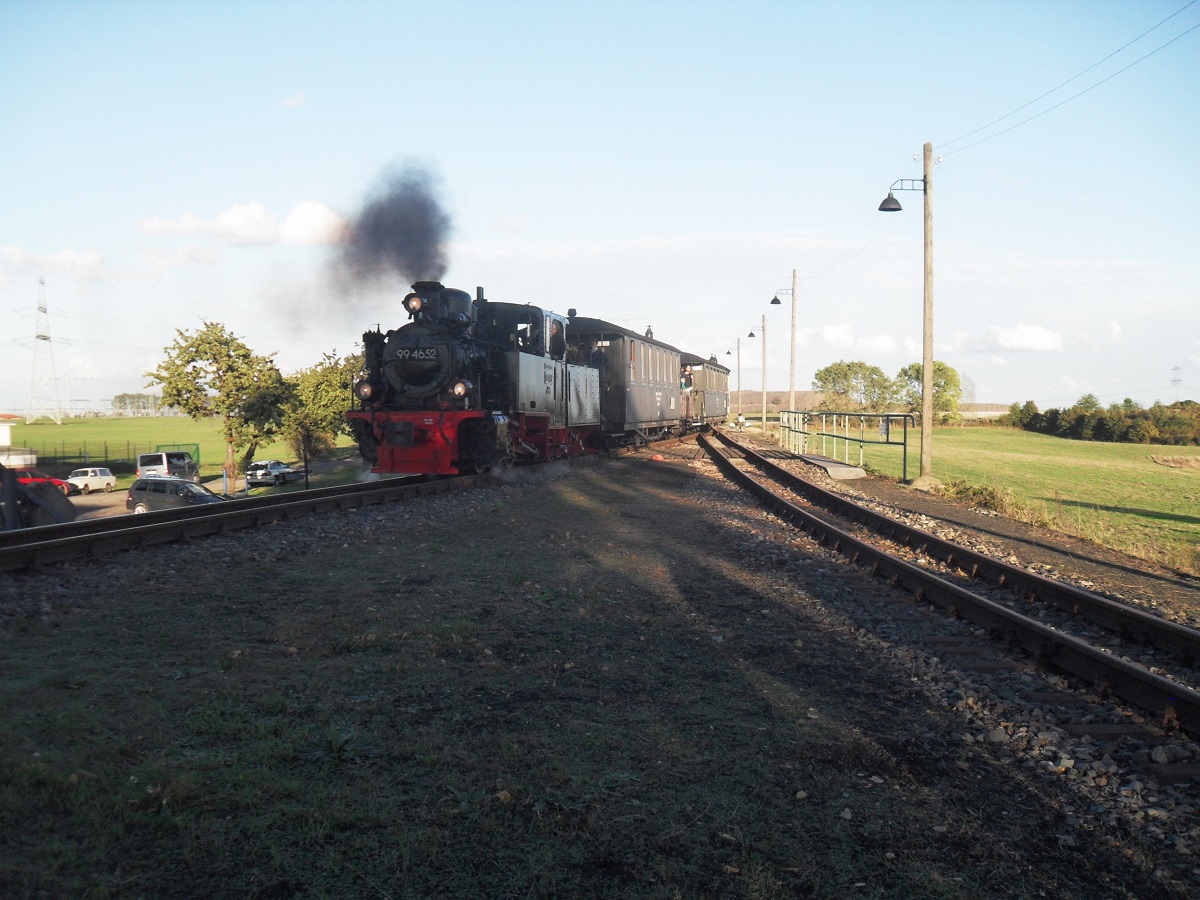 99 4652 mit ihrem Personenzug am 02.10.2016 bei der Durchfahrt durch Station Bocksthal.