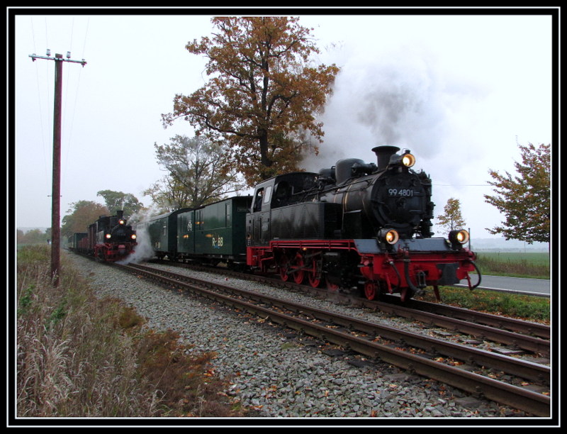 99 4801 bei der �berholung von 99 608 im Kreuzungsbahnhof Posewald am 13.Okt.2013