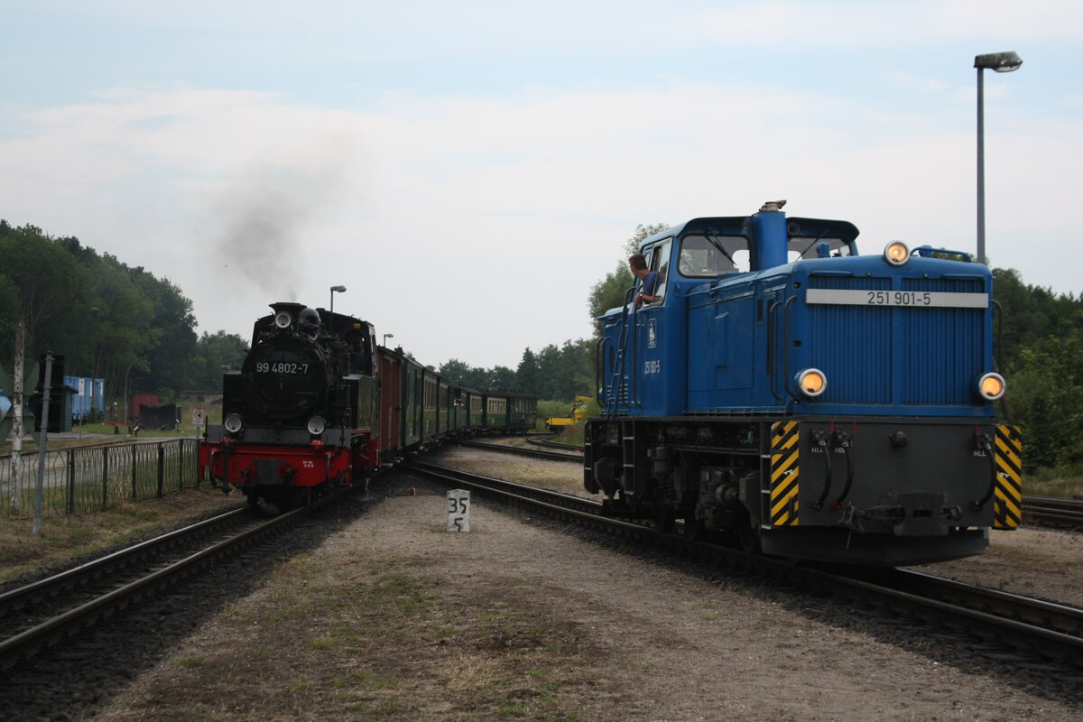 99 4802 und 251 901 im Bahnhof Putbus am 26.7.21